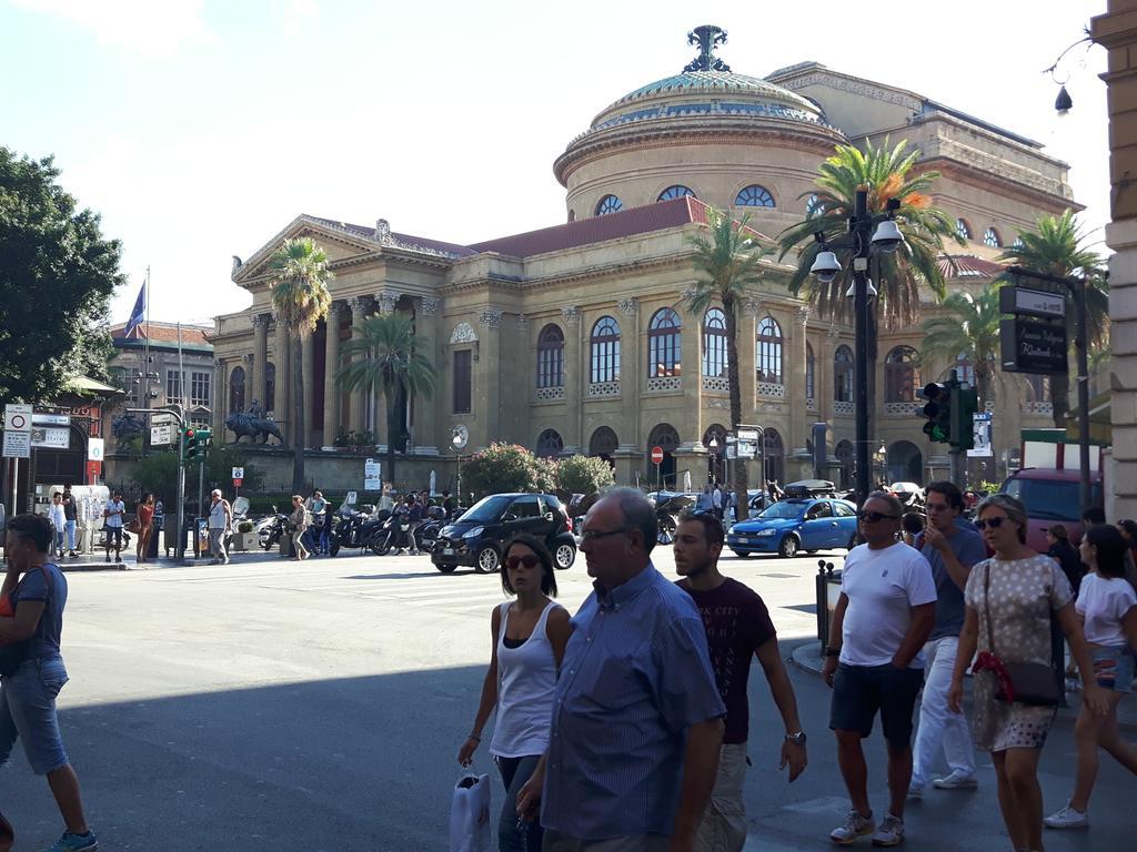 A Un Passo Dal Massimo Apartment Palermo Bagian luar foto